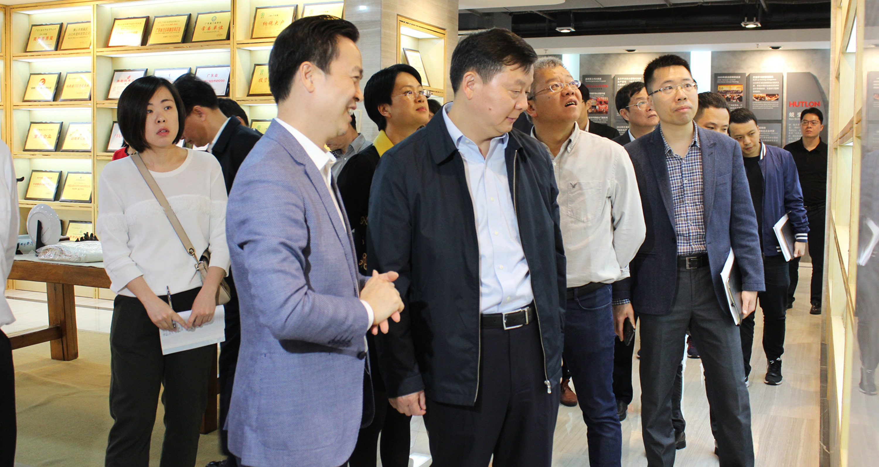 佛山市朱偉市長率調研組來匯泰龍調研走訪！并對匯泰龍表示支持！